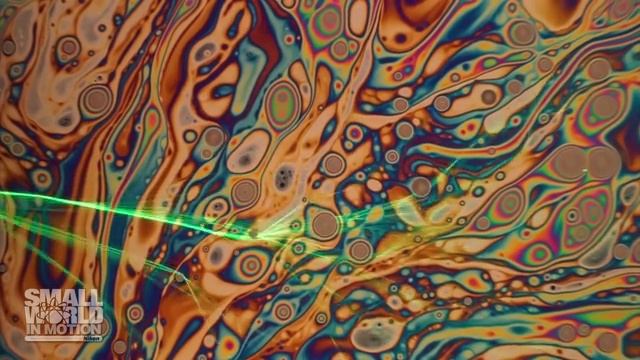 Как преломляется свет от лазера, проходящий через мыльную плёнку