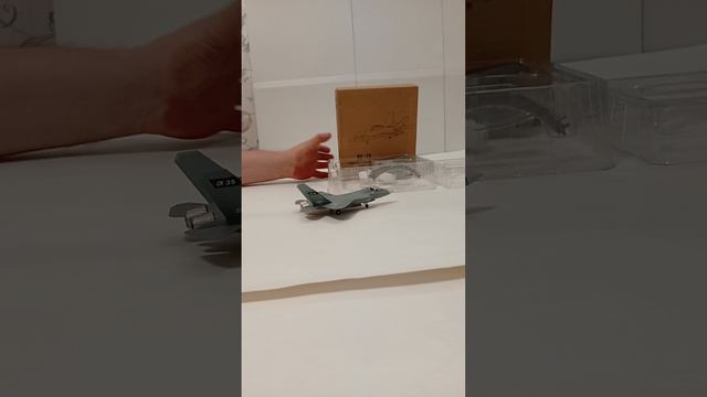коллекционная модель китайского самолёта J35 в масштабе 1:100