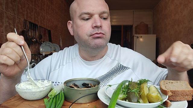 МУКБАНГ ШПРОТЫ И ЗЕЛËНЫЙ ЛУКОБЖОРОБЕД