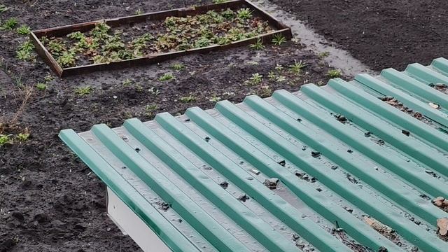 дождь стучит по крыше в деревне