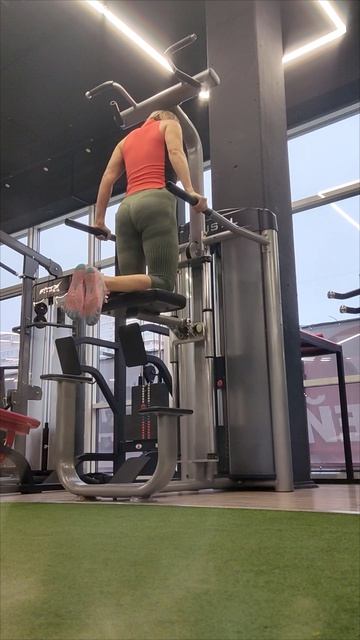 Отжимаюсь на брусьях