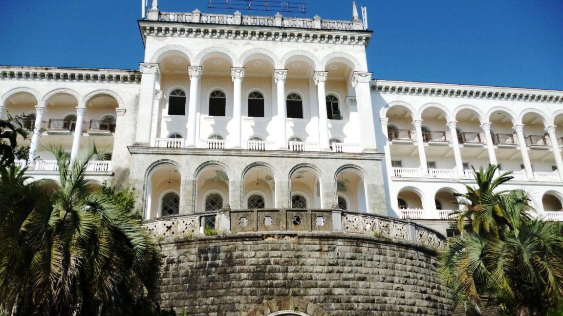 Гагра - заброшенный санаторий "Грузия": дворцовые руины советской эпохи