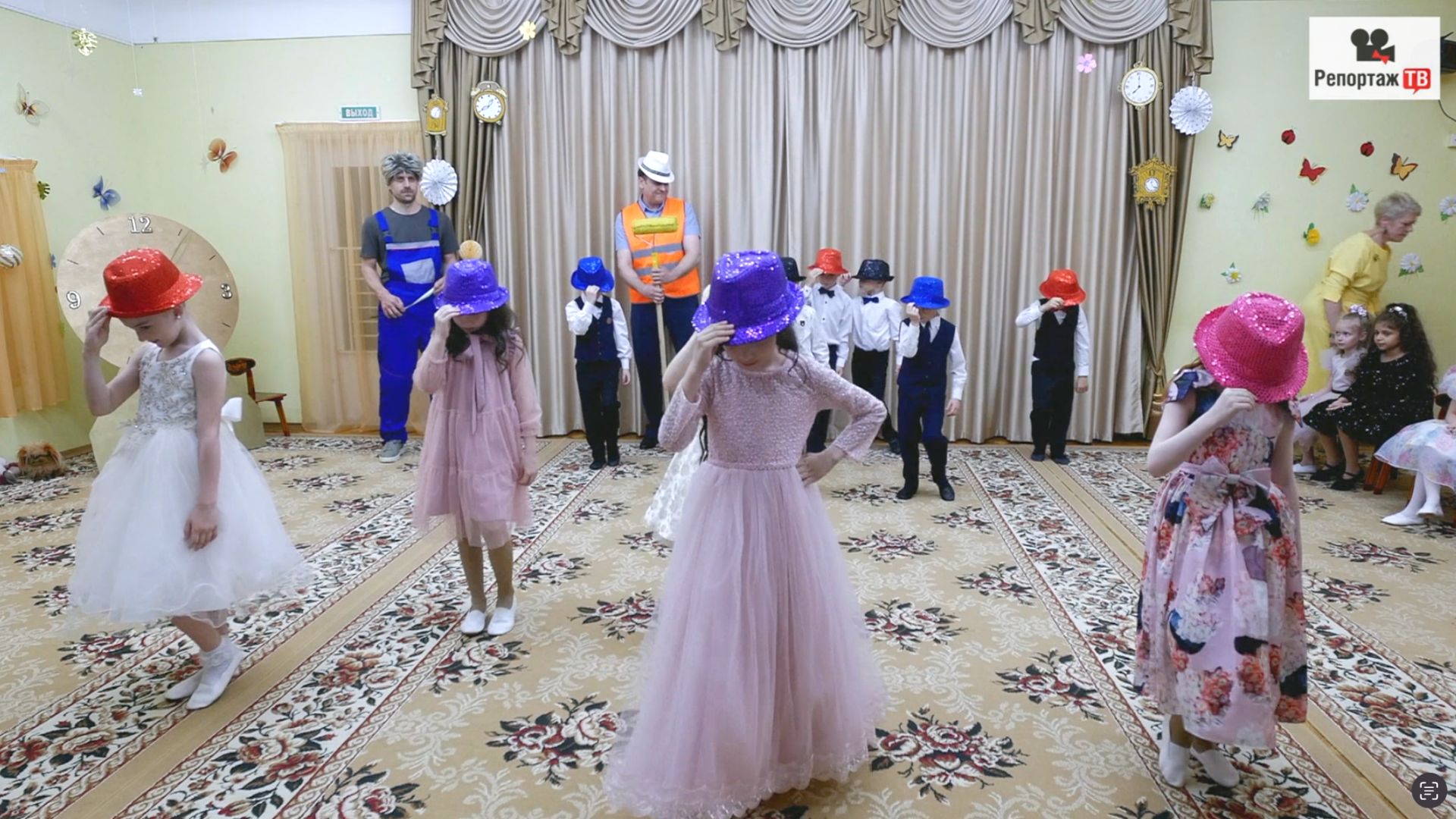 Отлично подняли настроение танцем в шляпах, отрывок из фильма Выпускной, подробнее в описании видео