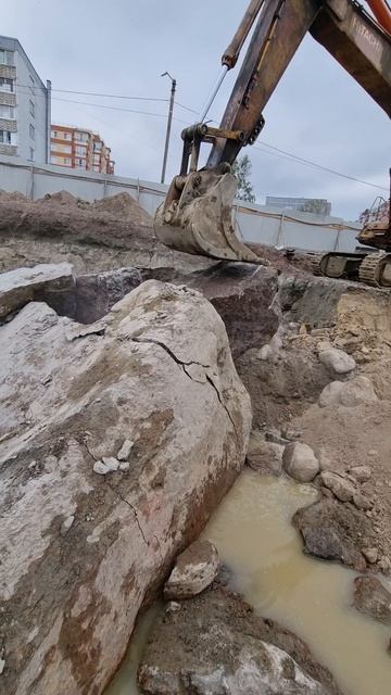 Разрушение валунов не взрывным методом.
#разрушениевалунов