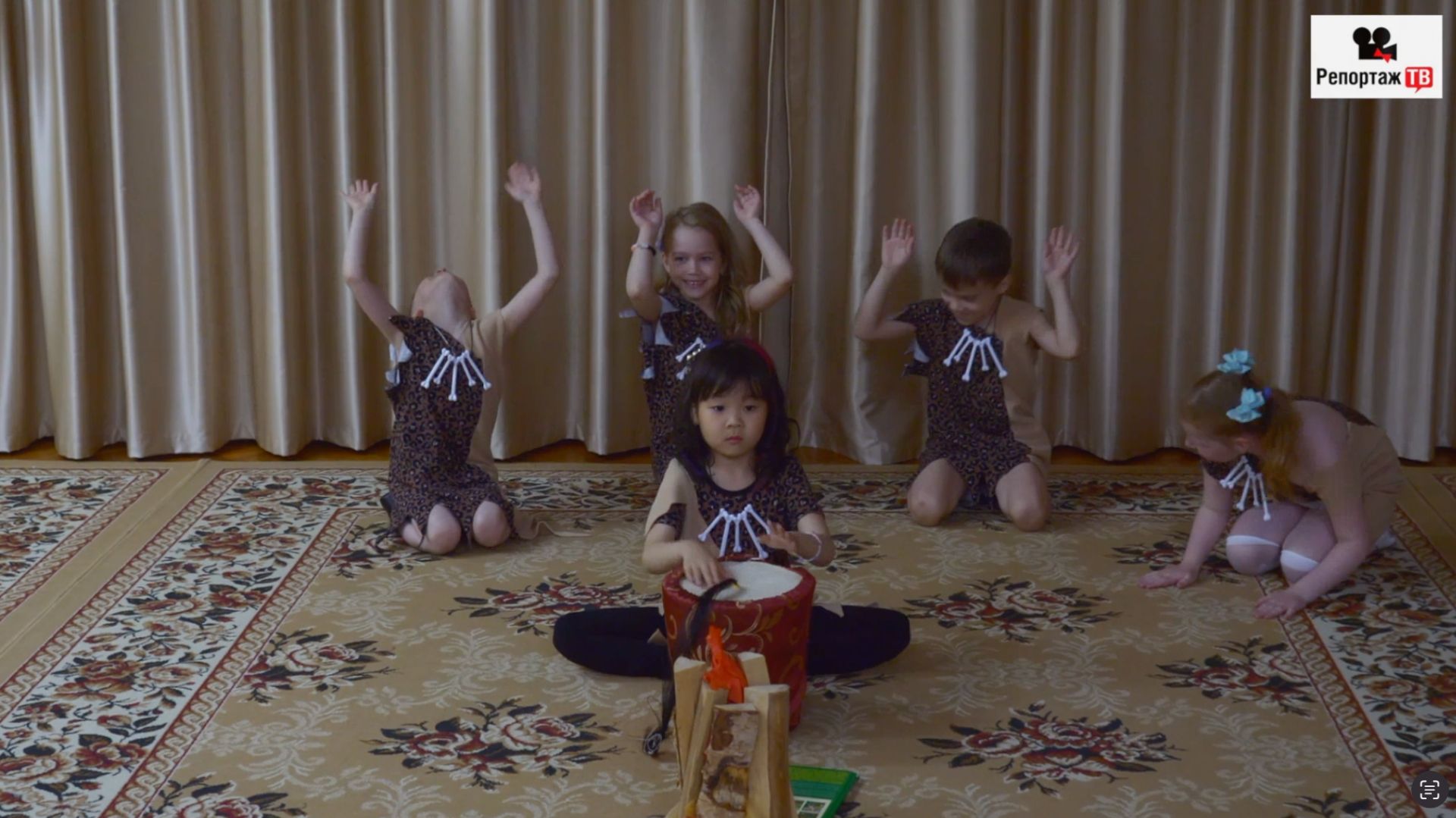 Танец туземцев с последущей песней - сценки с утренника, видео в каждый сад