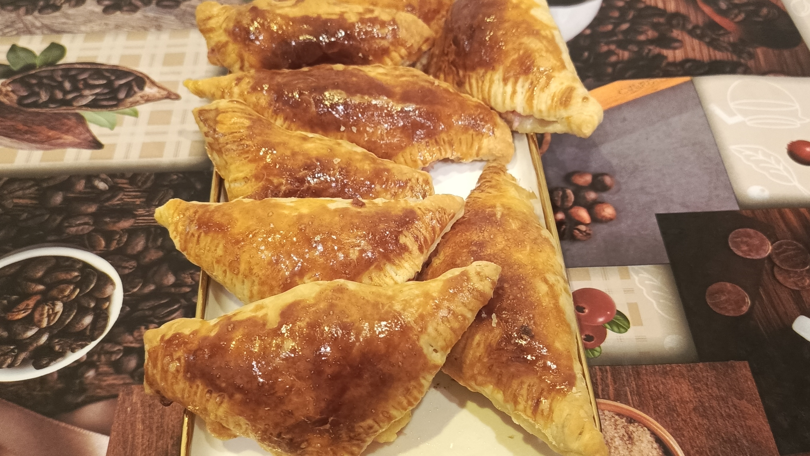 Вкусный перекус, который можно приготовить за несколько минут, используя слоёное бездрожжевое тесто?