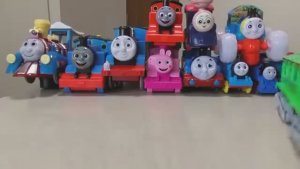 Для детей.  Паровозик Томас и его друзья! Играем паровозиками.