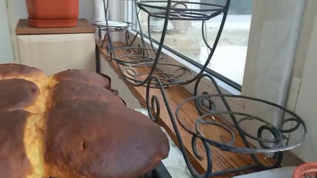 Прошло 35 минут Включена Конвекция Запеклись Низушечки Достаём кулич Проверяем шпажкой Накрываем