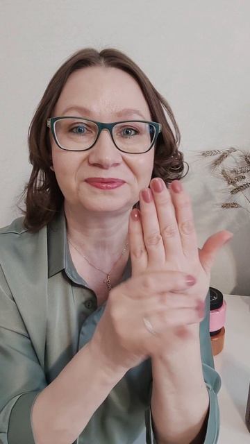 Нежность лепестков на твоих руках. 
Маска для рук с ароматом розы и фиалки Essense & Co