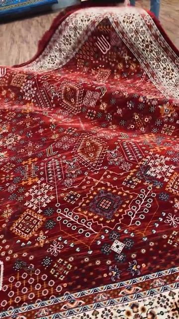 Красный шелковый ковер из Ирана
