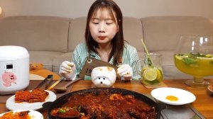 Кореянка ест морепродукты. Мукбанг. Корейцы едят на камеру. 🍣 большой сет