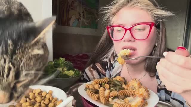 МУКБАНГ ОБЖОР БРОККОЛЕВЫЙ ПАРАДОКСЫ ЖИЗНИ ТАК БЫВАЕТ ПОРОЙ НЕЛОГИЧНО