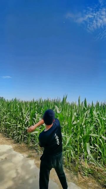 Китаец научился метать игральные карты как сюрикэны