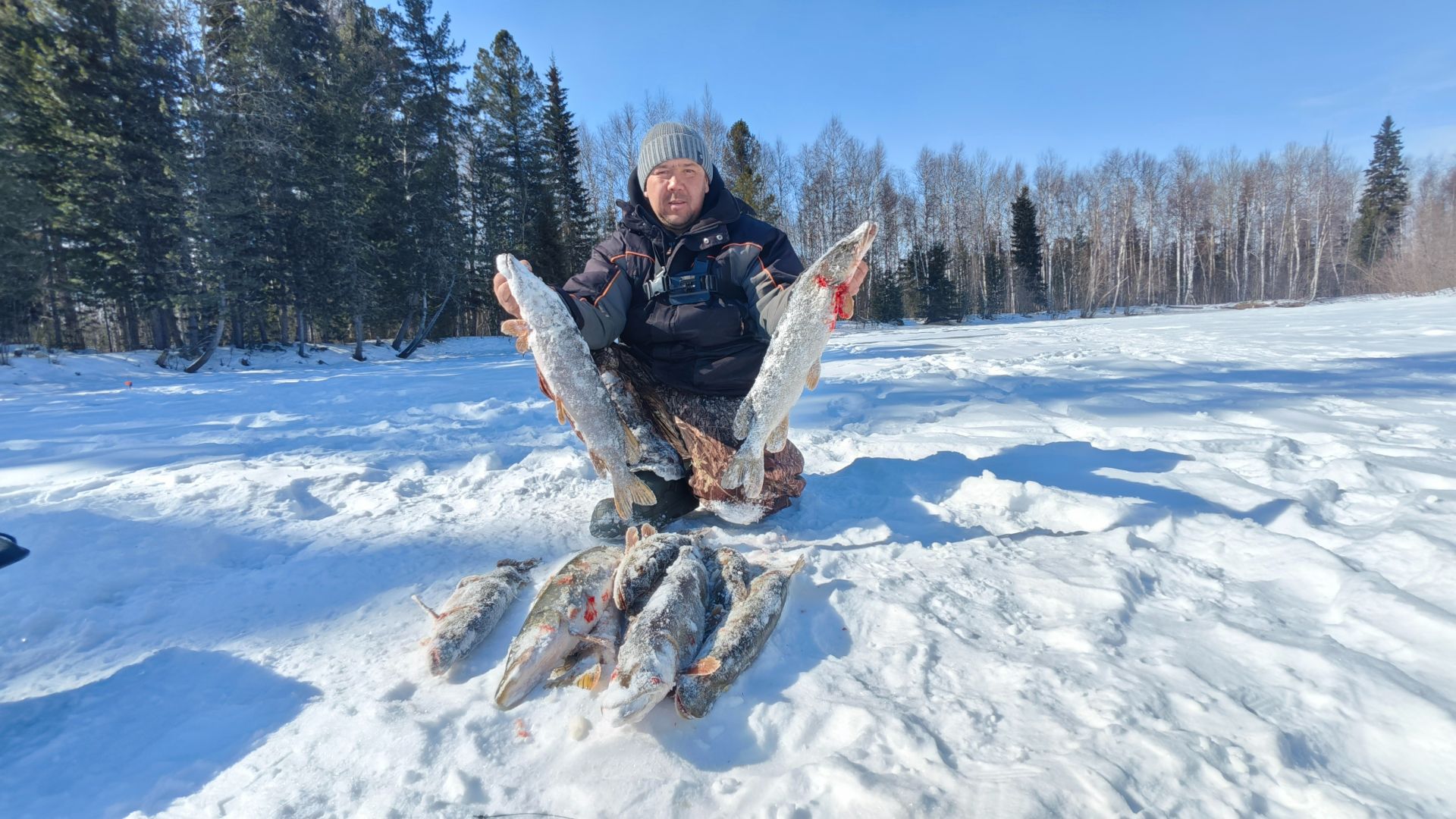 Рыбалка на жерлицы и удочки на реке Етыпур.