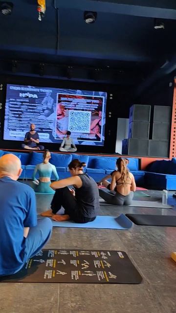 Мой супер-домашний коврик для йоги сегодня второй раз вышел в свет, а всё потому, что прямо возле Во