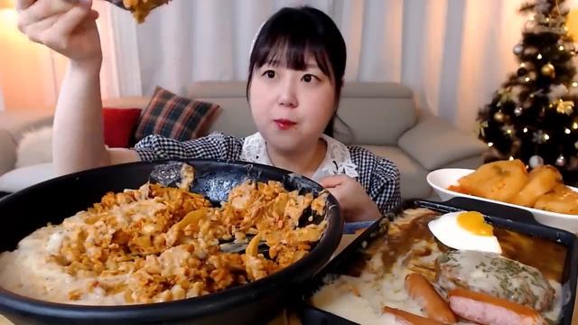 Кореянка ест Кимчи Жареный рис Стейк Хамбак Венская колбаса.  остро  очень остро Мукбанг.