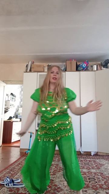 мне настолько скучно что я решила по танцевать не знаю что