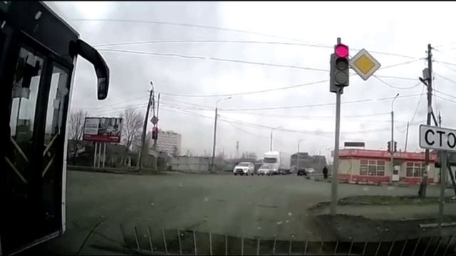 Чуть не соткнулись на перекрестке