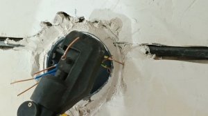 Замена электропроводки в квартире без натяжного потолка, соединяем провода в коробке. Опрессовка.