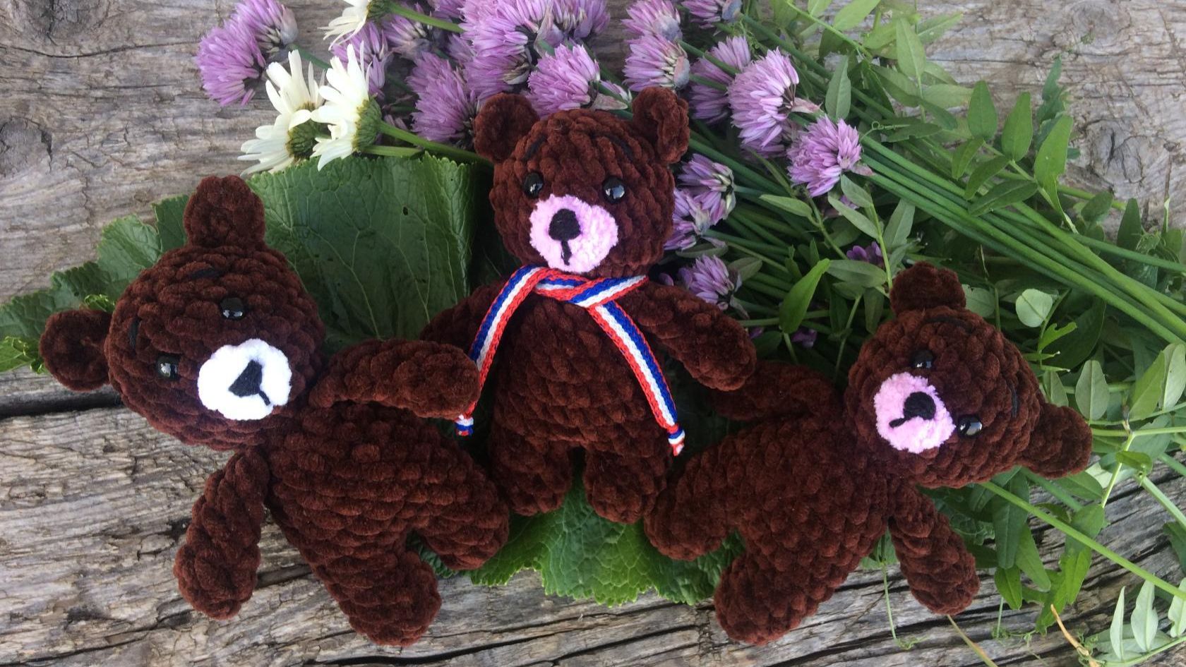 Моё хобби- вязание игрушек. Коллаж из фото с плюшевыми мишками.