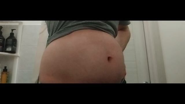 Животик раздулся после ужина, поэтому я решил выпить немного воды, чтобы он стал ещё больше