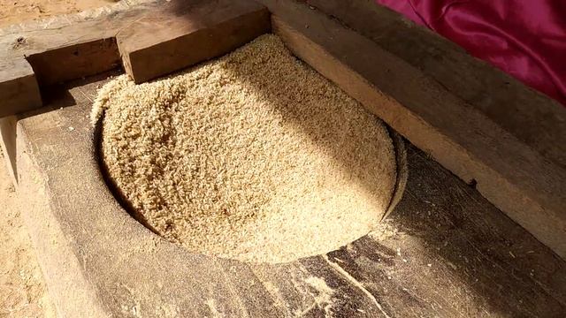 Так в Камбоджи рис просеивают