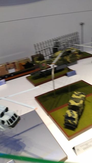 На макетах ракетных комплексов, показаны схемы боевого применения радиолокационных станций