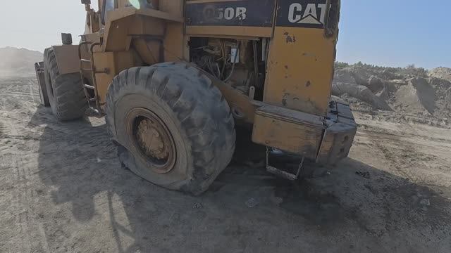 Ремонт шины большого погрузчика. Пакистан