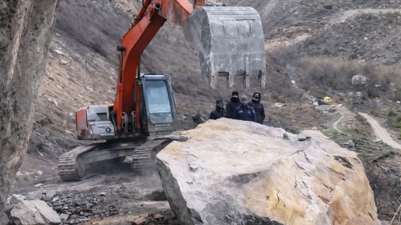 Обвалы и оползни заблокировали движение по перевалу Харами в Дагестане