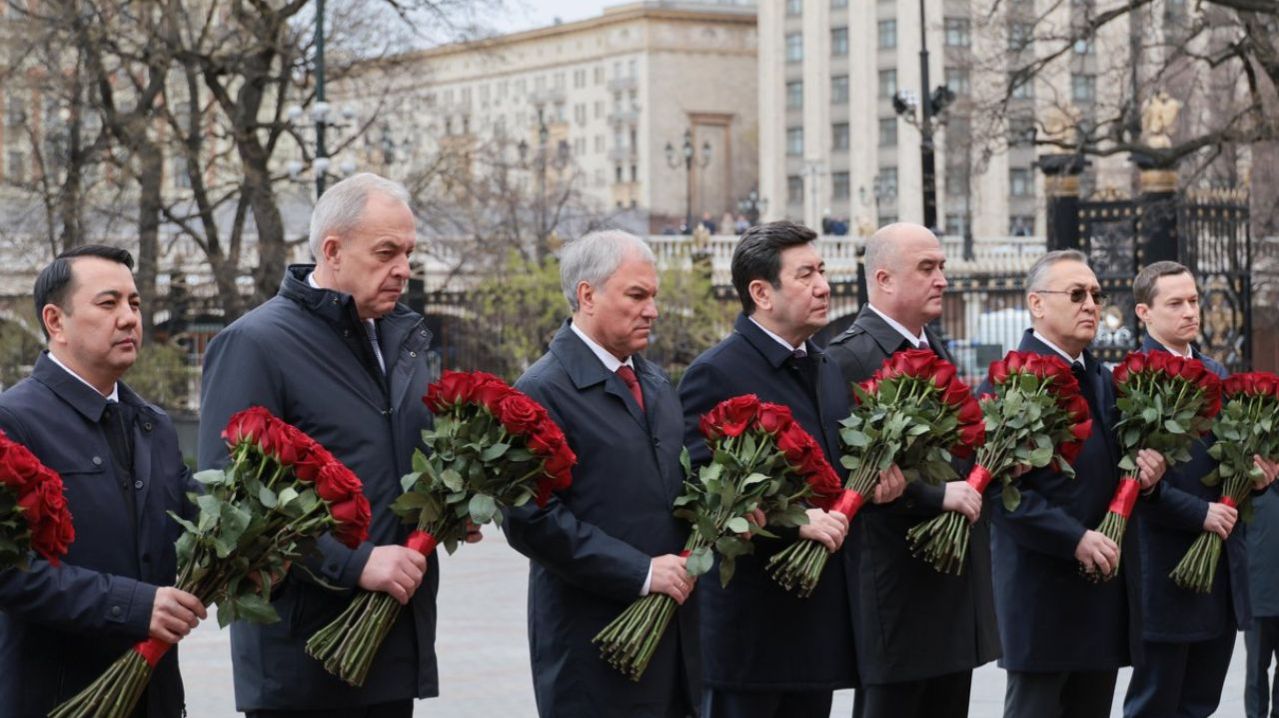 Главы парламентских делегаций стран ОДКБ возложили цветы к Могиле Неизвестного Солдата в Москве