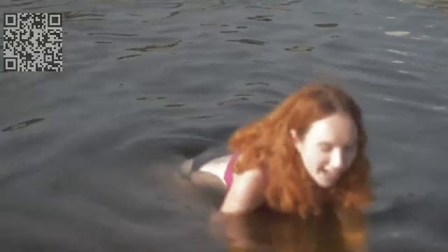 Красивая девушка, загорает.