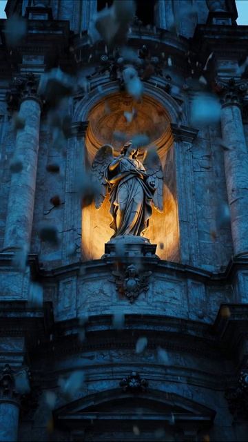 Скульптура ангела в вечернем свете #архитектура #искусство #духовность