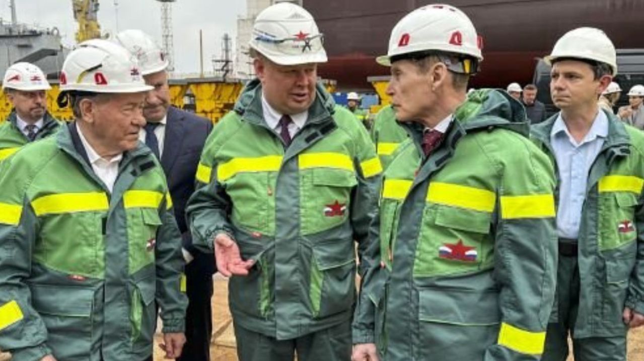 Олег Кожемяко проинспектировал самый большой газовоз России на приморской верфи «Звезда»