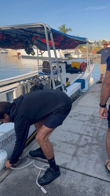 Так начинается идеальное утро в отпуске 🌊☀️   Лодка готова. Баллоны забиты. Океан — как стекло.