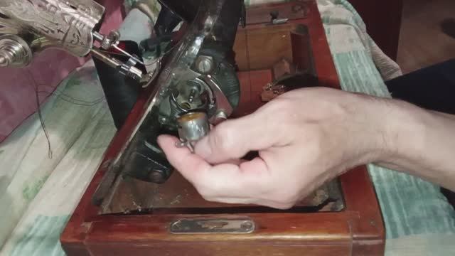 Как установить нитку на швейной машинке ПМЗ