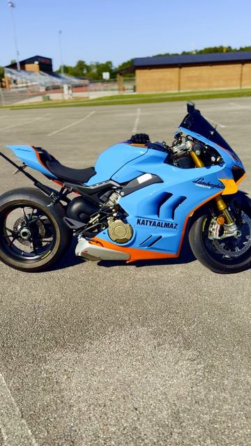 Катя Алмаз мото девушка на Дукати Ламборгини