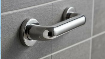 Устанавливаем ручку на стену в ванной для пожилых. Очень полезно.