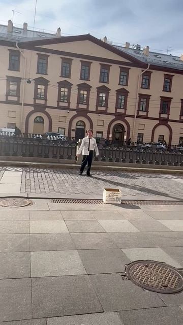 Молодежь развлекается в центре Санкт-Петербурге