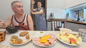 Мукбанг Вован в конец ОБНАГЛЕЛ, убежала из за стола со СКАНДАЛОМ! СПОР он проиграл! Семейный обед