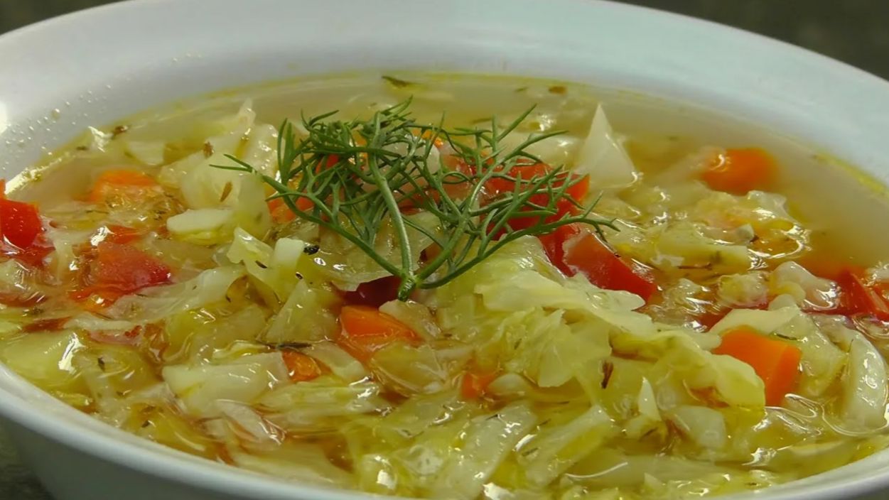 Суп с капустой и морковью.