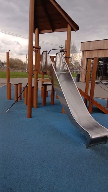 На набережной реки Клязьма отличная детская площадка в новом парке Меленки