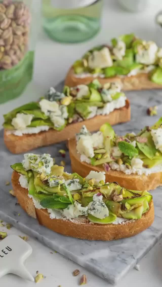 Идея, что приготовить из кабачков: брускетта с кабачком и сыром 🧀