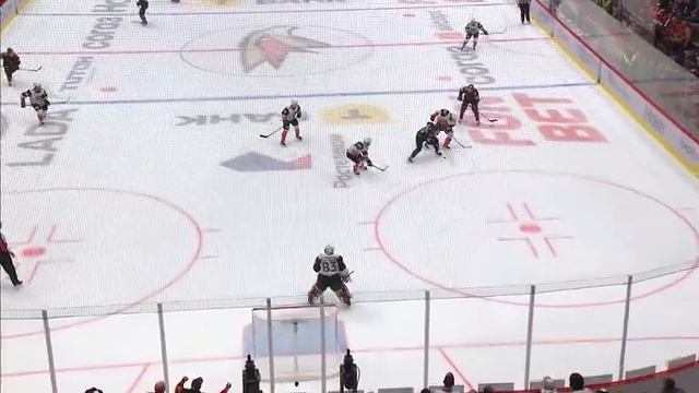 Архив КХЛ. Авангард_Амур 11092025. Максим Дорожко успевает отражает бросок Гуляева головой