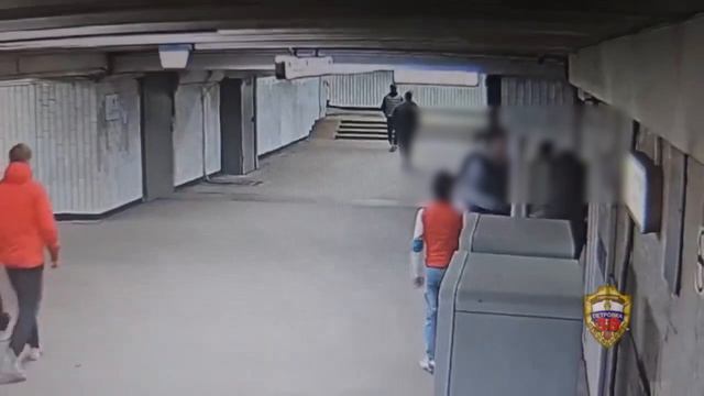 Подростки напали с ножом на прохожих в подземном переходе