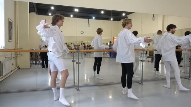 [Данила Горилла]ПРОБУЕМ БАЛЕТ (ft. Парадеич, Кореш, Раговский, Кокошка)_720p