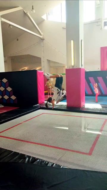 Новый элемент 😎 #спорт #акробатика #прыжки #батуты #сальто #новый #элемент #чирбелка #дашабелка