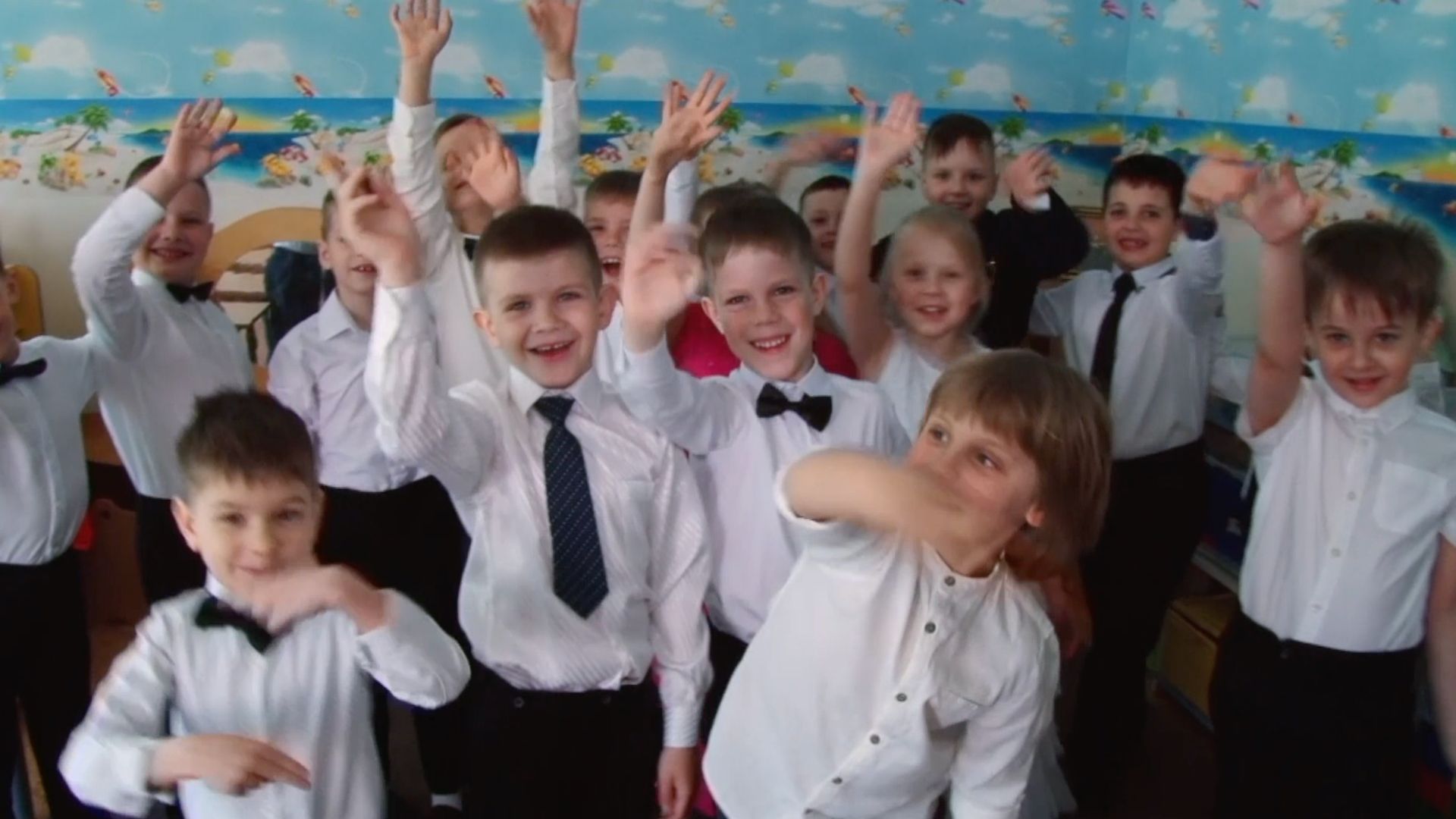 Детки выпускники рассказали много интересного оператору нашего канала, съемка видео в саду