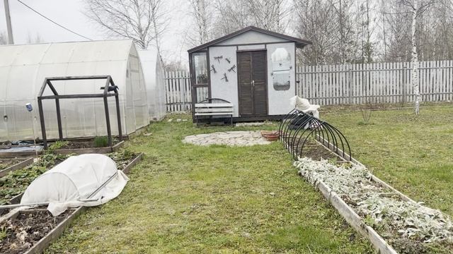 Утренний снежок. Куснул по дружески за локоток. Удираем с дачи.