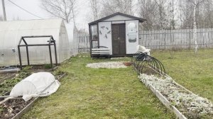 Утренний снежок. Куснул по дружески за локоток. Удираем с дачи.