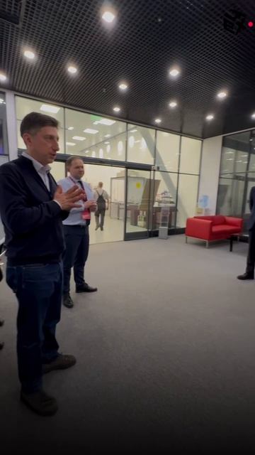 Участники Слёта от ЦЕХ смотрят на производство вживую и разбирают решения в динамике. #ЦЕХ #бизнес
